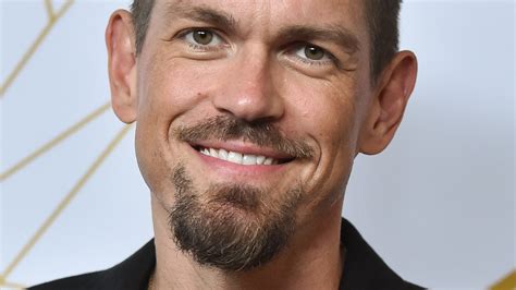 The Real Reason Steve Howey Came Out As Gay,。